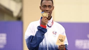Wilfrido de la Cruz, dos meses sin abrazar a sus padres, hoy les regaló una medalla de oro