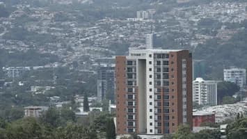 Cientos de familias viven en edificios al borde del colapso en El Salvador