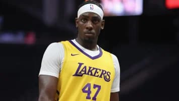 Lakers otorgan contrato bidireccional a Arthur Kaluma