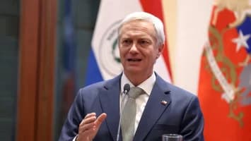 El presidente de Chile llama a la unidad regional contra el crimen organizado en su primera visita a Paraguay