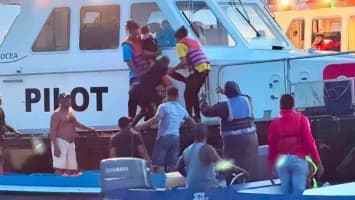 Rescatan 69 personas, 27 cadáveres y hallan ferry que naufragó con 179 viajeros en Guyana