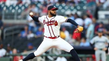 Reynaldo López sigue afianzando su dominio en rotación de Bravos