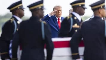 Trump honra restos de cuatro militares fallecidos