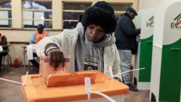 Zambia vota en calma a su nuevo presidente en unas reñidas elecciones generales
