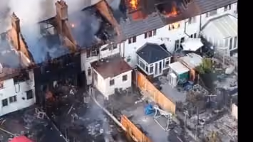 Incendio calcina 19 casas cerca de Birmingham, y lleva a 20 personas al hospital