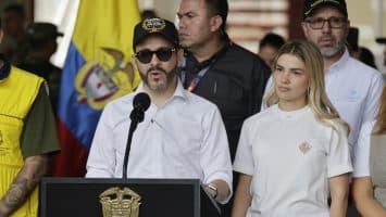 Colombia proyecta la reconstrucción mientras continúa la búsqueda entre los escombros