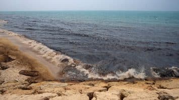 El derrame de petróleo frente a las costas omaníes alcanza varias zonas en Irán