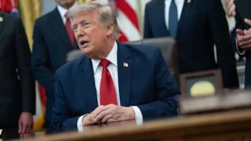 Juez frena demanda de Trump contra Harvard