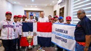 Ulises Rodríguez entrega banderas a Los Nacionales para Serie Mundial de Pequeñas Ligas
