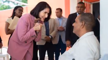 Raquel Arbaje visita centro de rehabilitación psicosocial en Pedro Brand