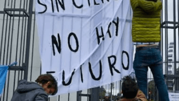 Con la camiseta argentina, científicos marchan contra los recortes de Milei