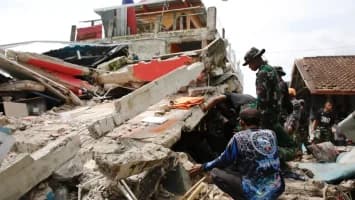 Un fuerte terremoto de magnitud 7,7 sacude las costas de Indonesia
