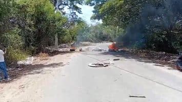 Comunitarios bloquean vía Navarrete-Capilla por camiones mineros