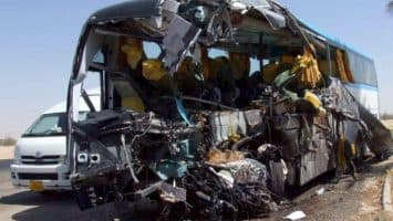 Al menos 15 muertos y 32 heridos al volcar camioneta con trabajadores de obra en Egipto