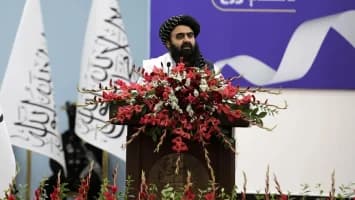 Talibanes prometen paz mundial al cumplir cinco años