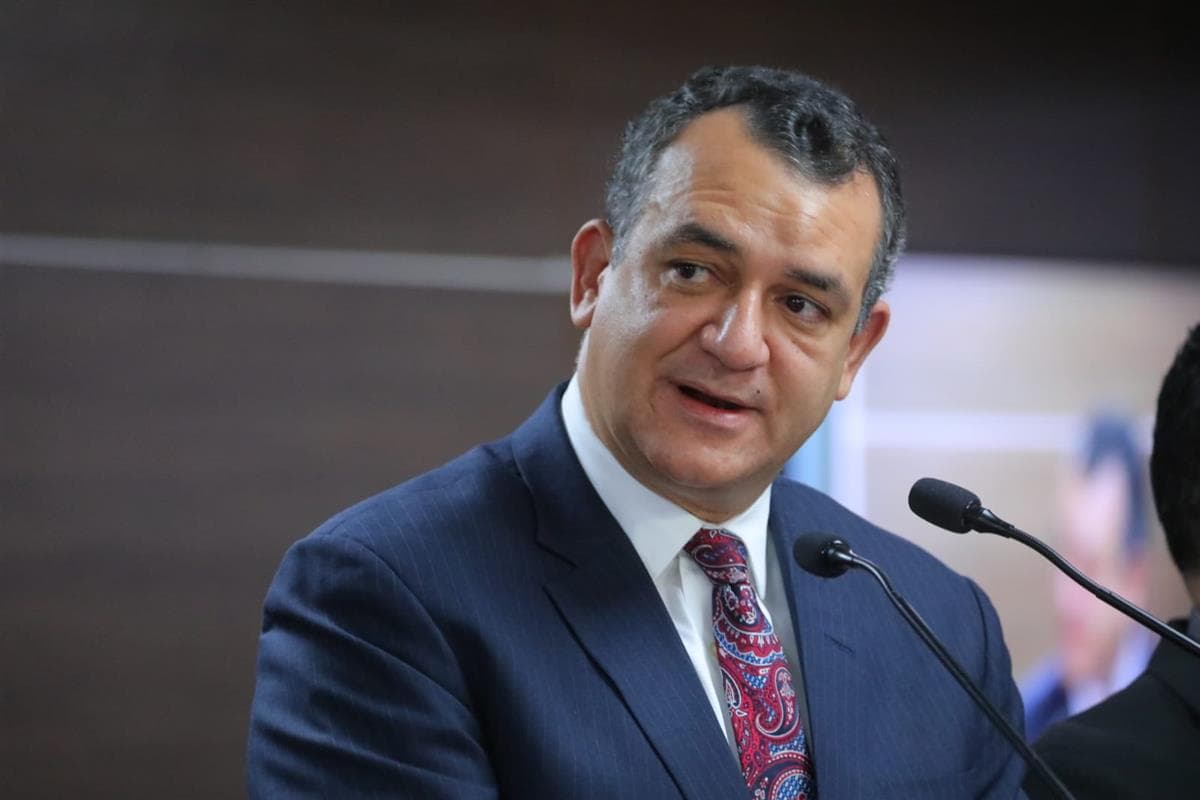 Totalmente correcto! Román Jáquez defiende símbolos patrios en nueva cédula; dice escudo en el documento cumple con todos los requisitos de la ley