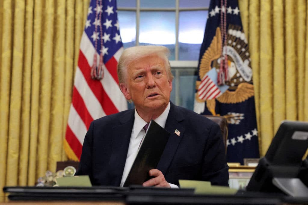Trump asegura que no habrá peajes en el estrecho de Ormuz