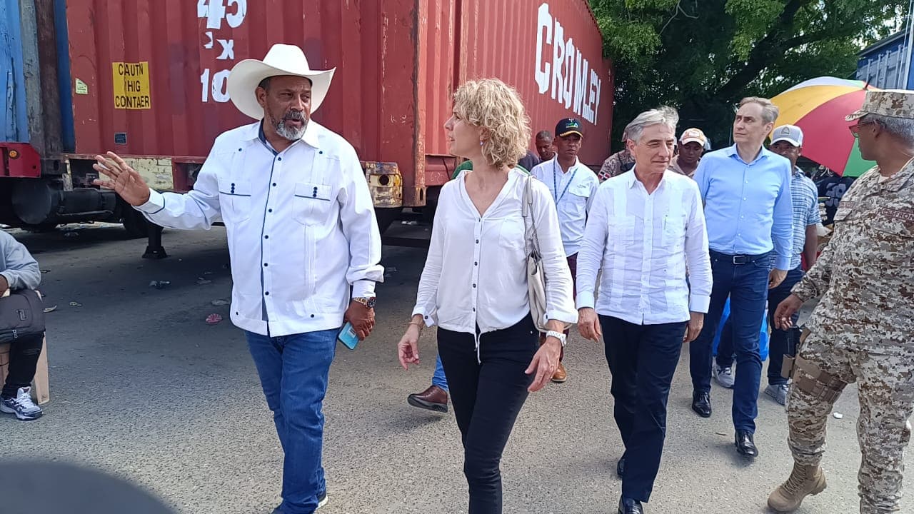Embajadores de Francia y UE recorren Dajabón y constatan dinámica fronteriza con Haití