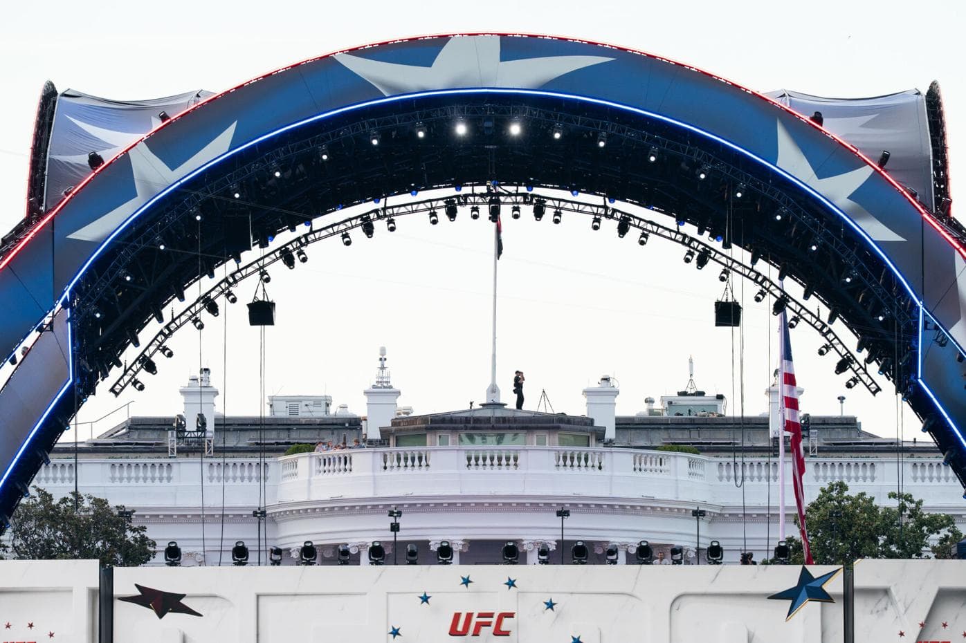 El director del FBI informó que varias personas fueron detenidas luego de que se frustraran "ataques planeados" contra el evento de artes marciales mixtas en la Casa Blanca