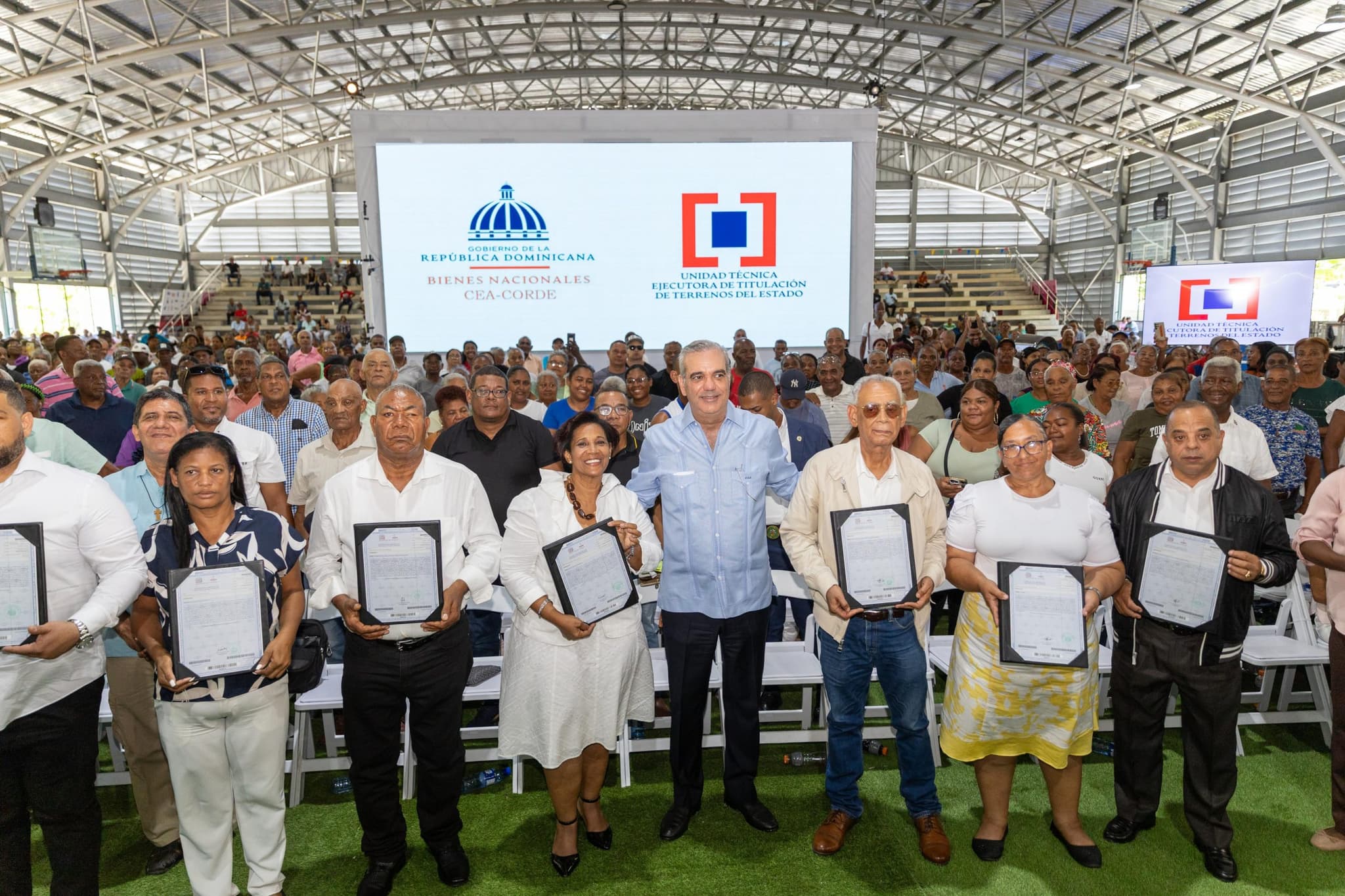 Presidente Abinader entrega 2,322 títulos de propiedad en Domingo Savio; obra garantiza seguridad jurídica y mayores oportunidades de desarrollo para familias