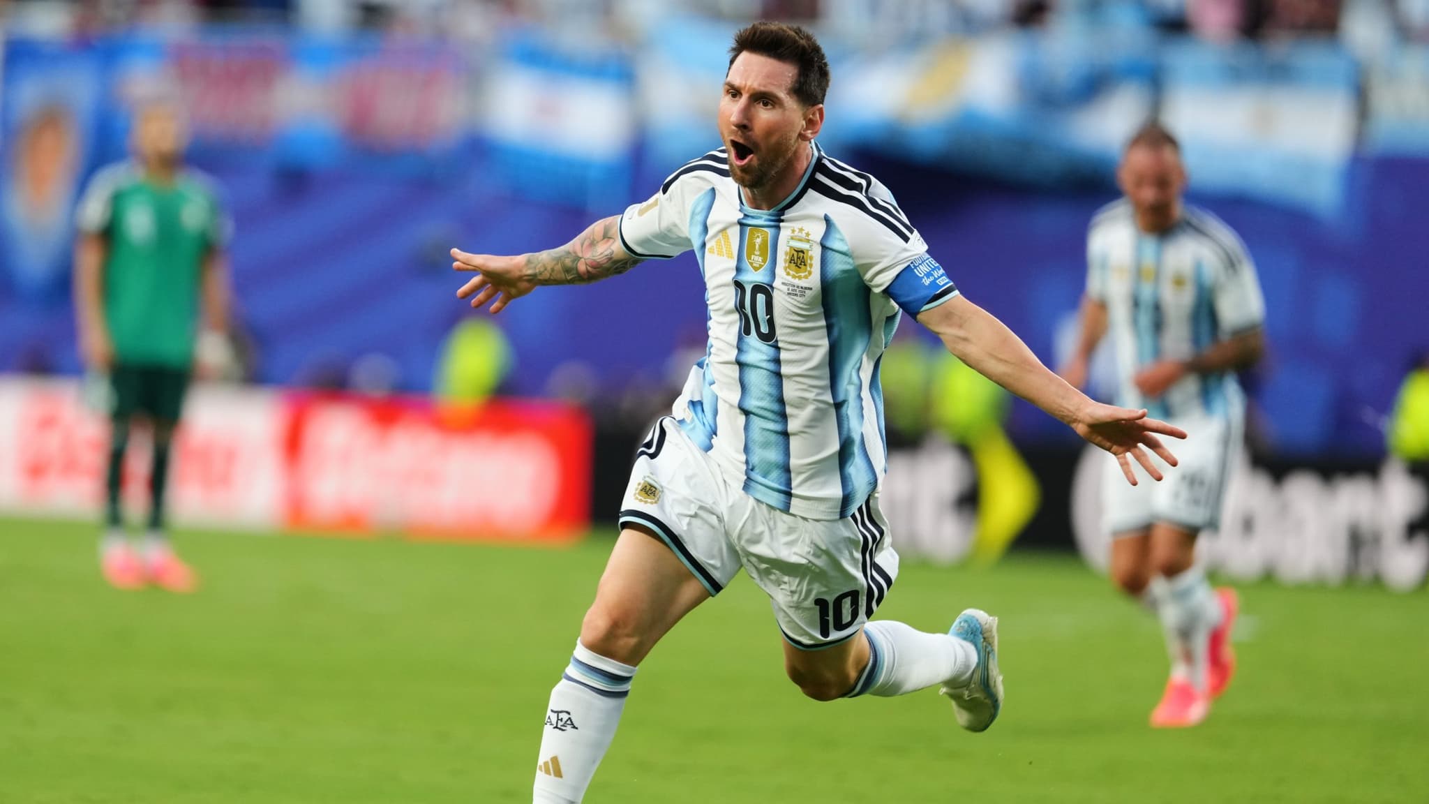 Argentina derrotó a la selección de Argelia en un encuentro donde Lionel Messi anotó tres goles y llegó a 120 en su partido 200