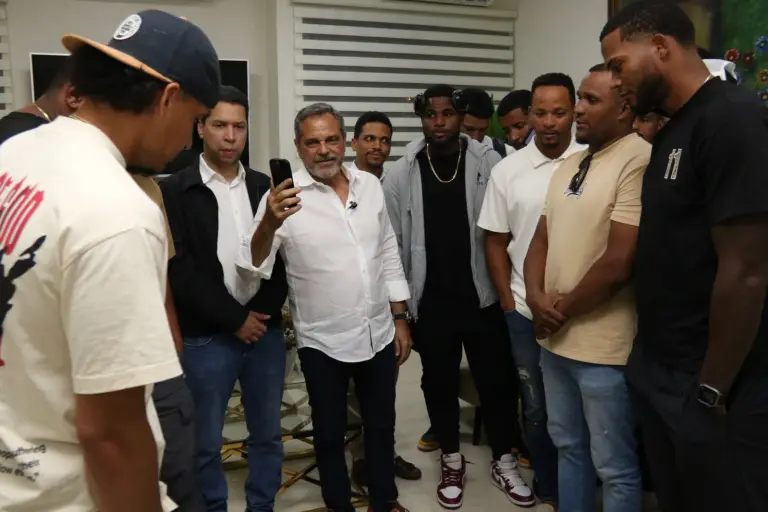 Peloteros dominicanos le agradecen a Luis Abinader por haberlo traido al país desde Venezuela luego del terremoto