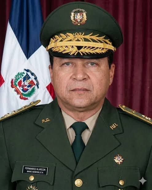 Homenaje militar en el cementerio Jardín Memorial para el mayor general retirado Fernández Alarcón