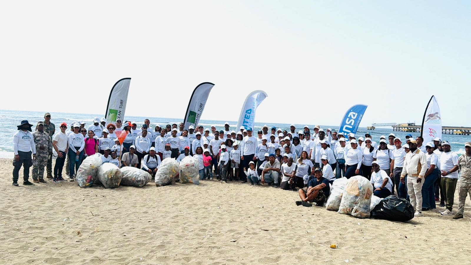 United Petroleum se une al Día Mundial de los Océanos con jornada de limpieza en Playa Gringo
