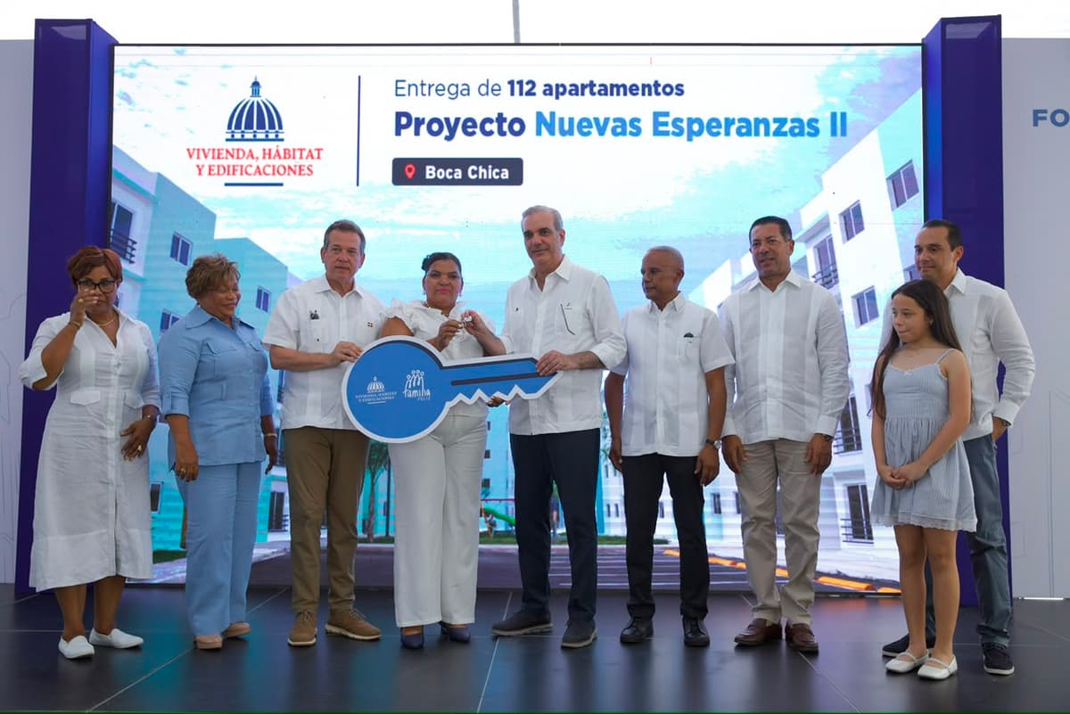 Abinader entrega 112 apartamentos en Boca Chica y se pone como meta entregar 4,000 en 2026