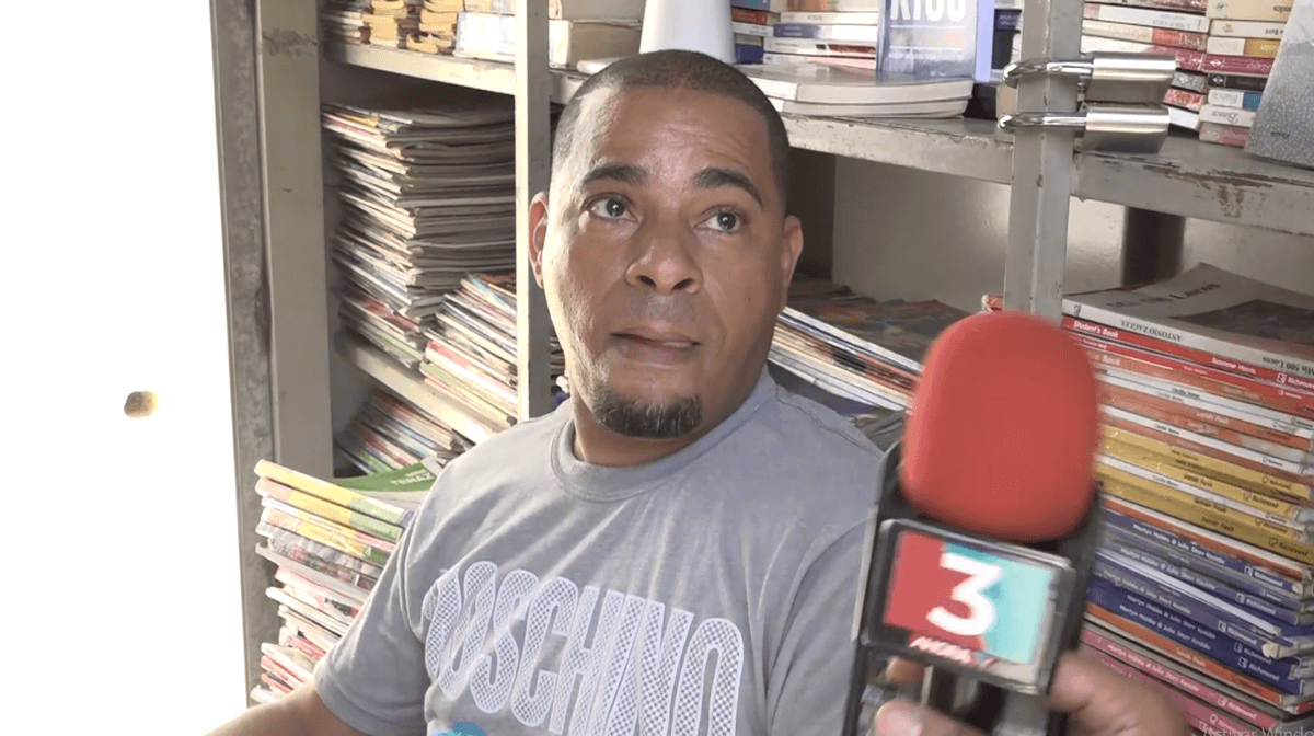Vendedores de libros en la Duarte denuncian Editorial SM prohíbe la venta de sus libros