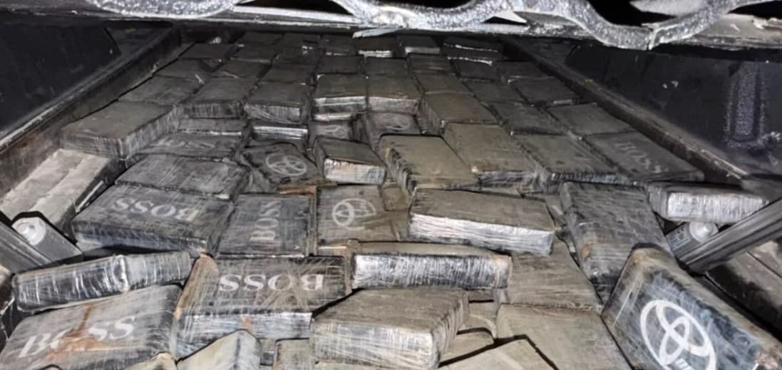 DNCD ocupa 237 paquetes de presunta cocaína y arresta a tres hombres en operativo en Santo Domingo
