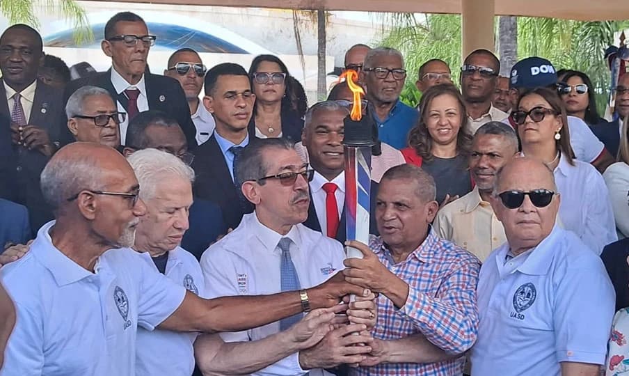 La Universidad Autónoma de Santo Domingo recibió la antorcha de los Juegos Centroamericano y del Caribe Santo Domingo 2026