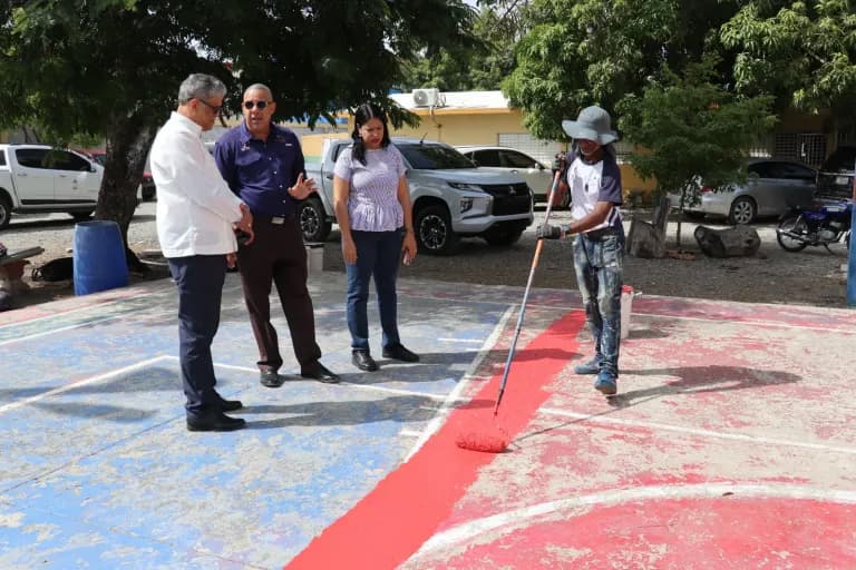 El Instituto Nacional de Educación Física reacondiconó la cancha de baloncesto del Liceo Pedro María Espaillat del municipio de Navarrete