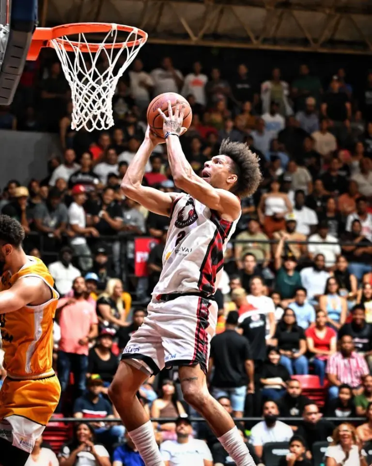 Los Gigantes Basketball Club se impusieron a los Metros de Santiago para colocarse a ley de una victoria para coronarse campeones