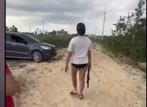 Dejan en libertad mujer que con rifle en manos reclamó a haitianos en Guerra por constante quema de basura