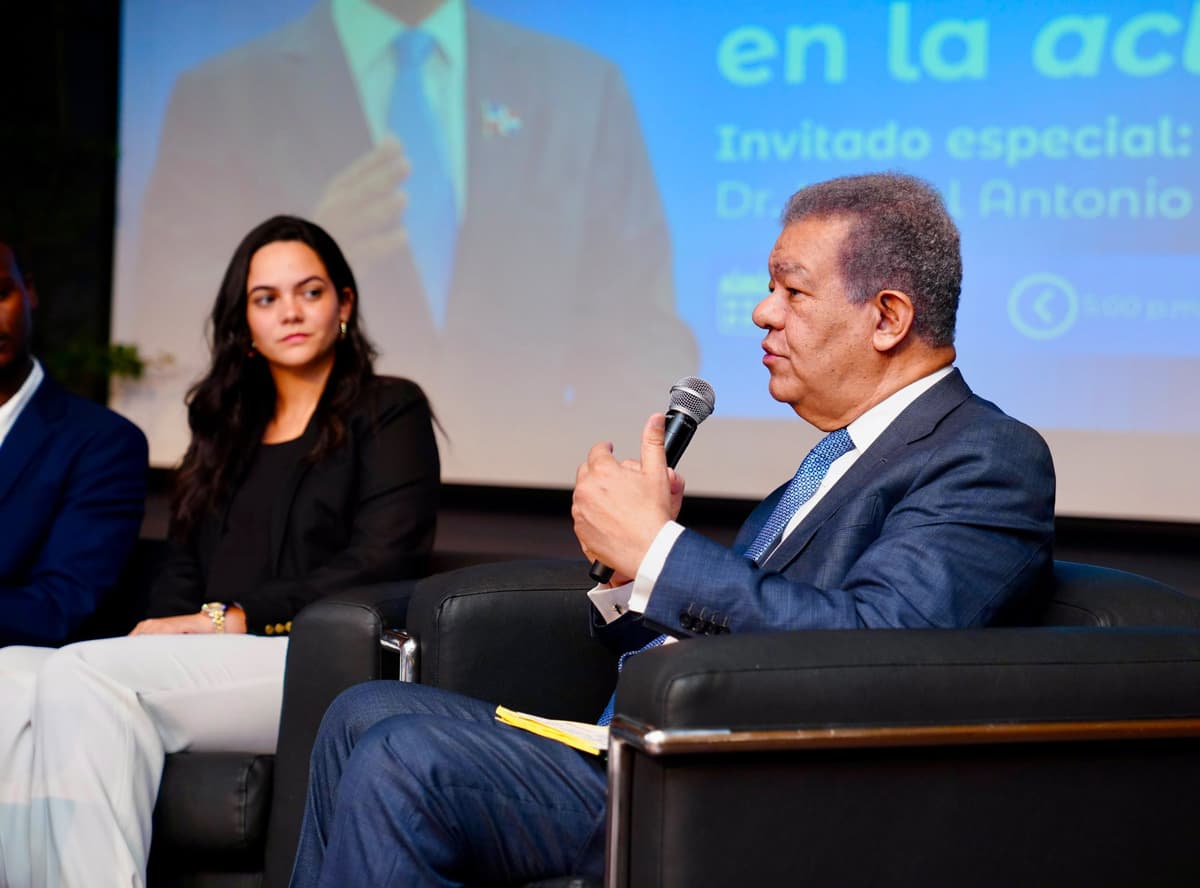 Leonel Fernández apuesta por una “revolución del conocimiento” durante conversatorio con estudiantes de UNIBE