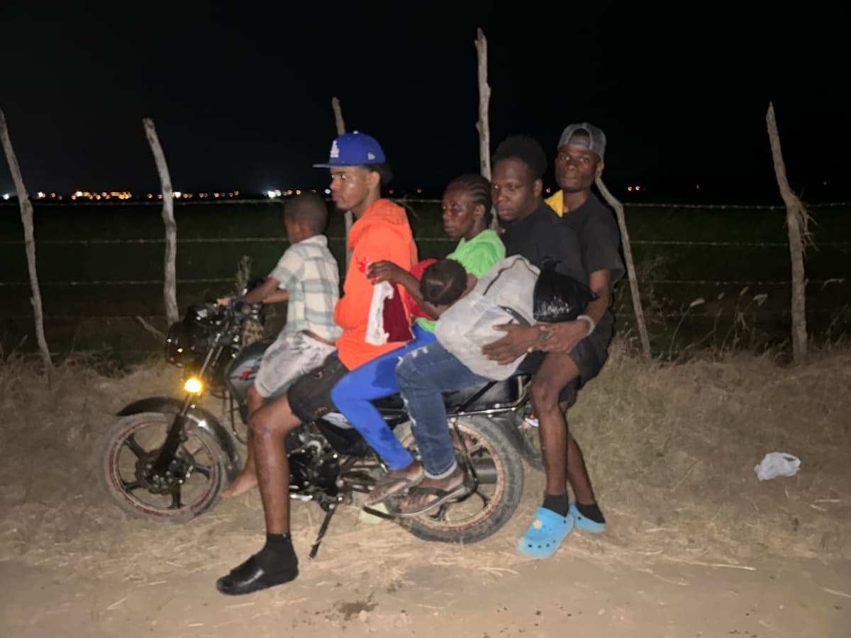 Ejército detiene en Valverde y Santiago Rodríguez a tres dominicanos transportando en carro y motocicletas a 28 haitianos indocumentados