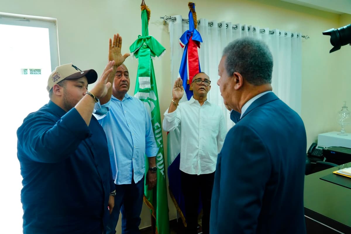 Regidor Luis Guillermo González se juramenta en Fuerza del Pueblo; se fue del PLD atraído por la experiencia de Leonel para conducir los destinos del país