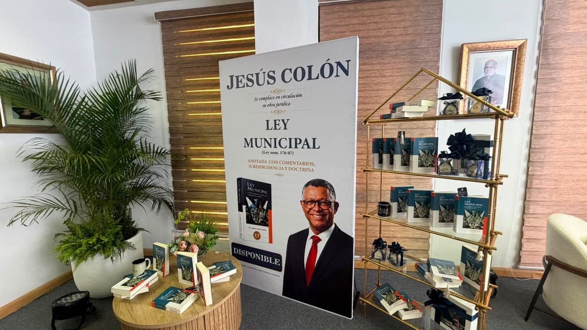 Jurista Marcos Colón ponen en circulación su obra "Ley Municipal"