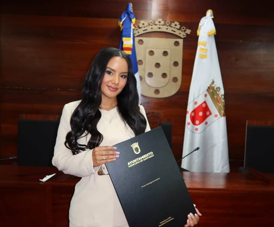 Zuleika Viera es “Hija Meritoria de Santiago”; en el reconocimiento Concejo de Regidores resalta trabajo social de la empresaria educadora, maquillista y creadora de contenido