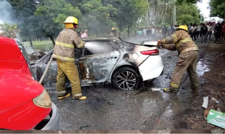 Una persona muere calcinada y dos resultan heridas al incendiarse vehículo en Santo Domingo Norte