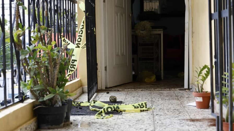 Identifican madre e hijo hallados en avanzado estado de descomposición en apartamento en Bella Vista; el perro de ambos también falleció