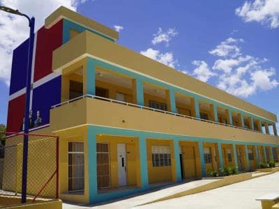 Violencia en escuelas del país y las mochilas transparente