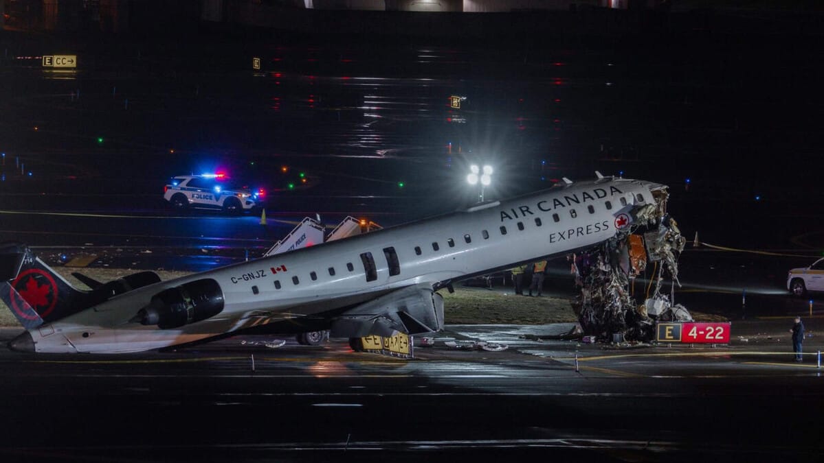Avión de Air Canada Jazz choca con camión de bomberos en el aeropuerto LaGuardia de Nueva York.