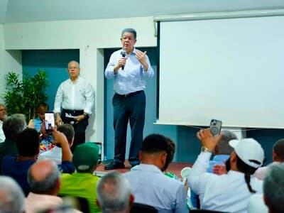Leonel Fernández exige bajar gasolina en República Dominicana
