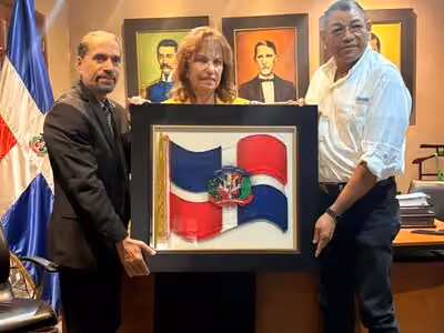 PRD recibe colección de Juan Bosch de Efemérides Patrias