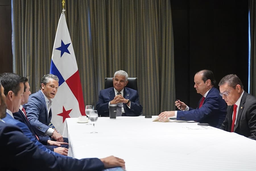 El presidente de Panamá alerta que el narcotráfico amenaza al Canal de Panamá