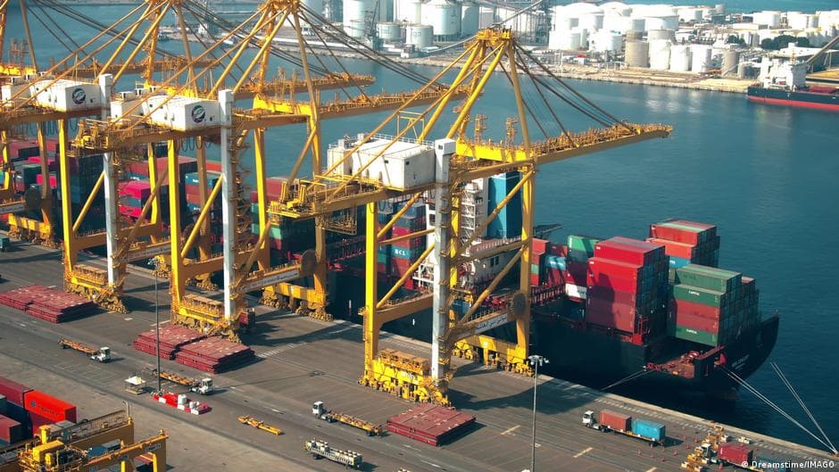 Emiratos pausa relaciones comerciales con Irán por ataques