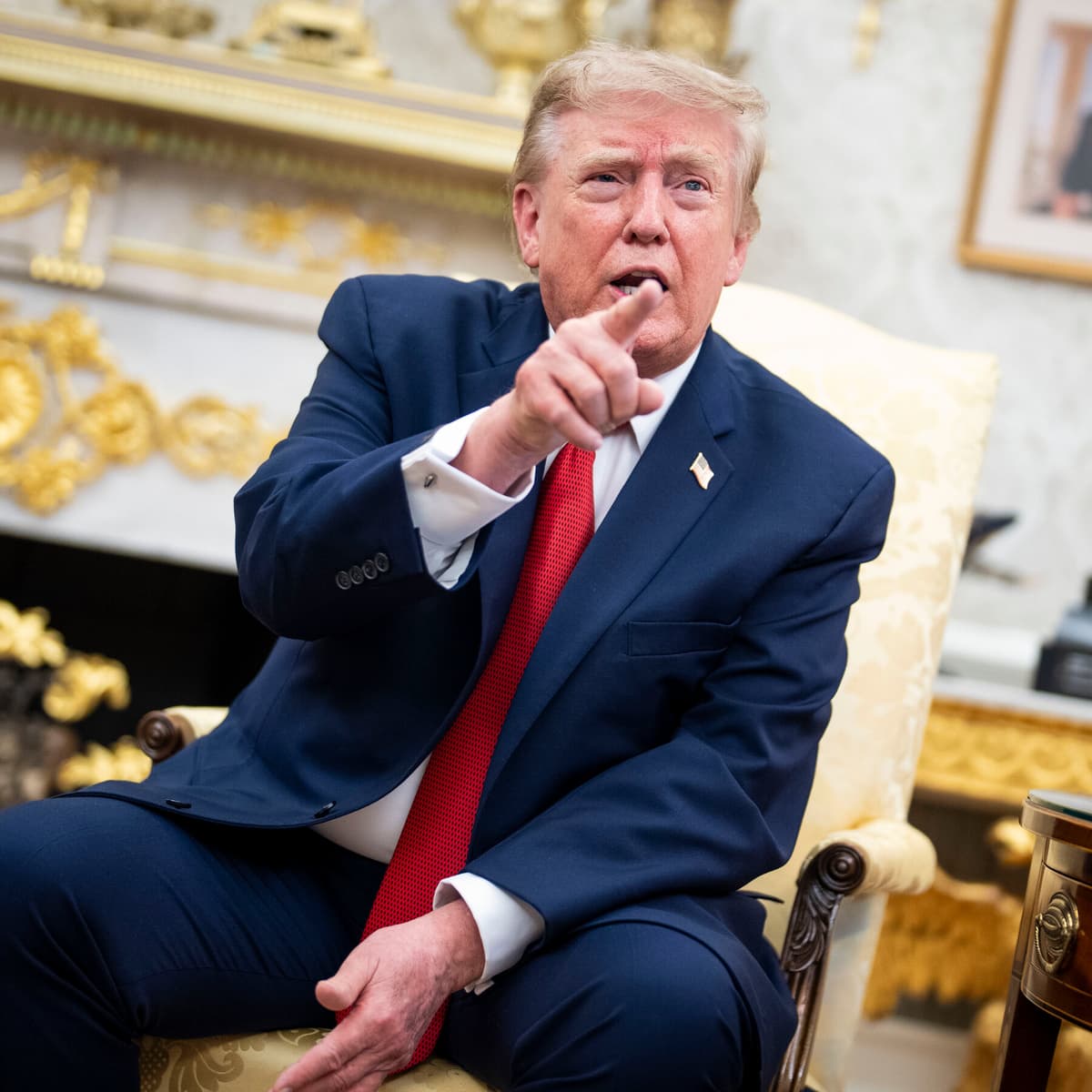 Amenazando a amigos y cortejando a enemigos en el 'mundo al revés' de Trump