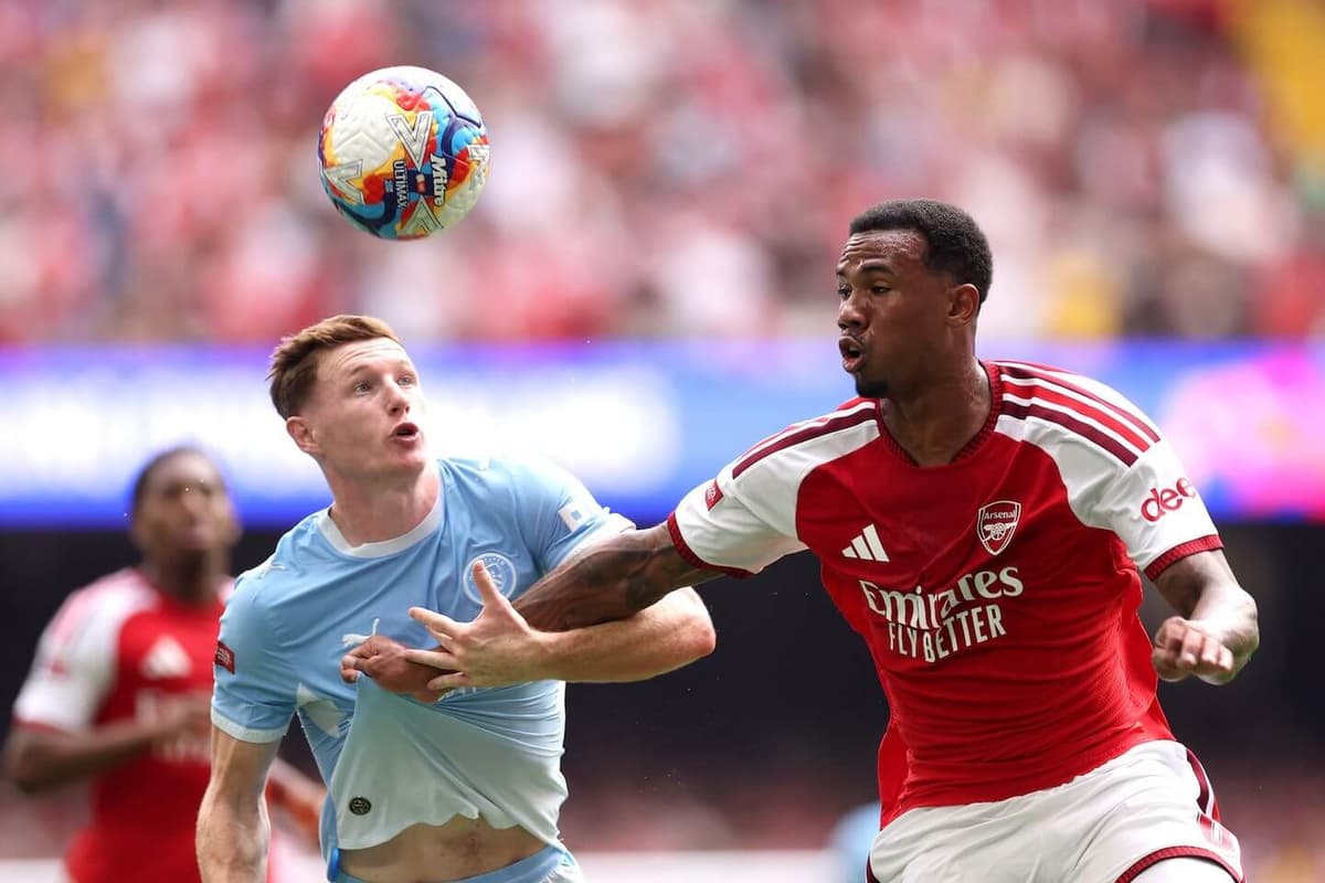 Arsenal enfrenta al Manchester City en la Community Shield: Calafiori anota en el primer minuto.